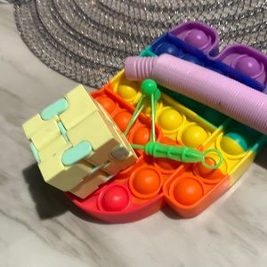 I’m selling a pack of toys of 4 pc